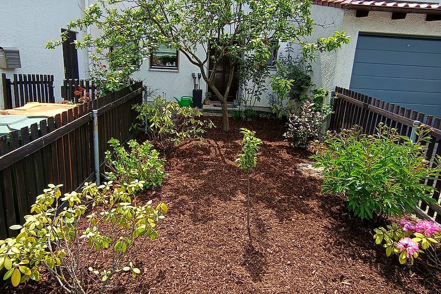 Vorgarten mit Rindenmulch und Trittplatten, von uns angelegt
