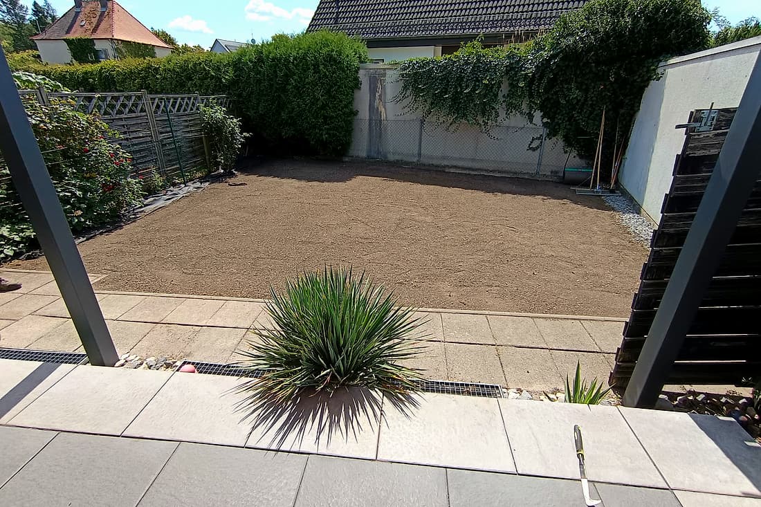 Garten mit Rollrasen neu angelegt: vorher