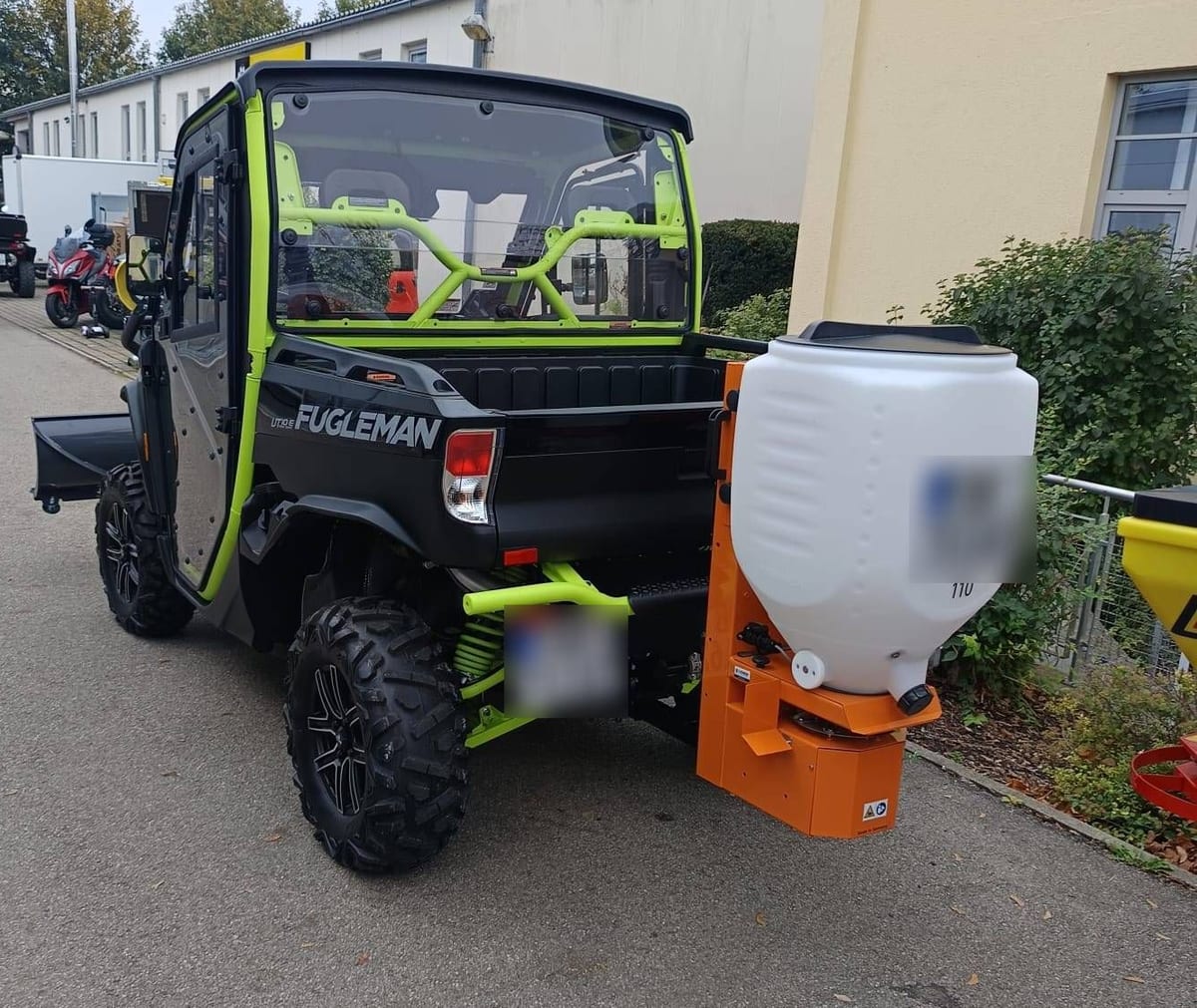 Heck des Winterdienst-Fahrzeugs mit orangem Streuer